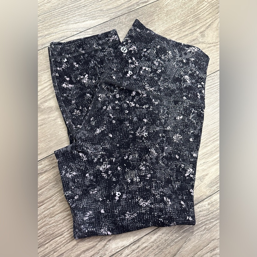 Lululemon Athletica Black and White Leggings for Ultimate Comfort - Picture 9 of 10